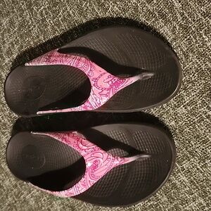 Oofos Oolala Limited Edition Pink Paisley RARE size 6
